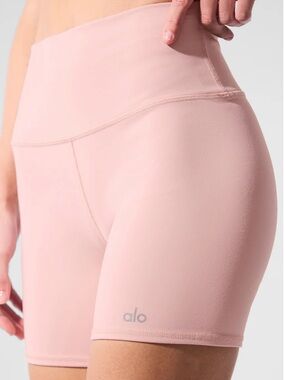 Alo Yoga 5" Airbrush High-Waist Biker Short in Pink Quartz